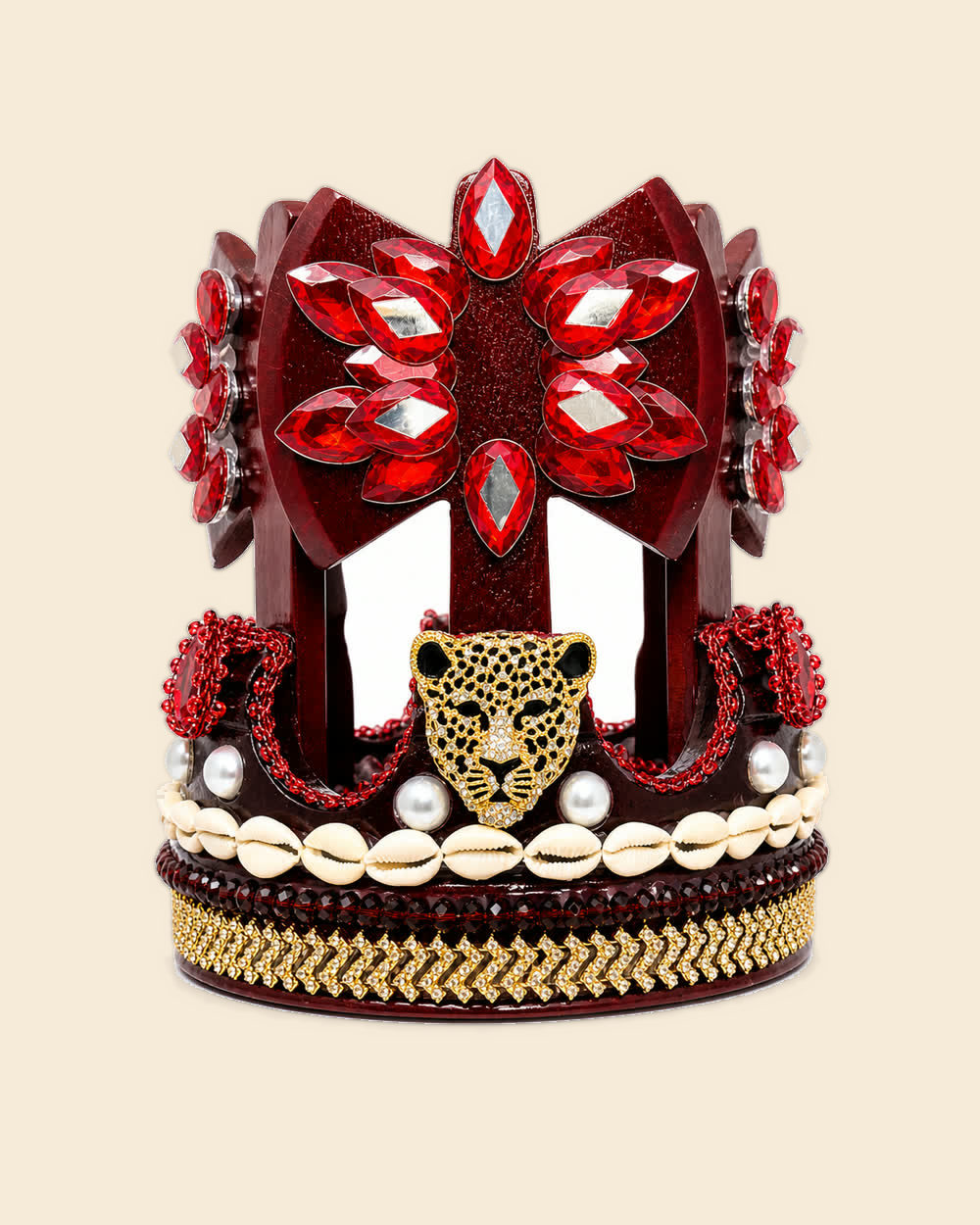 Corona de Changó vinotinto con hachas de madera, leopardo dorado y caracoles