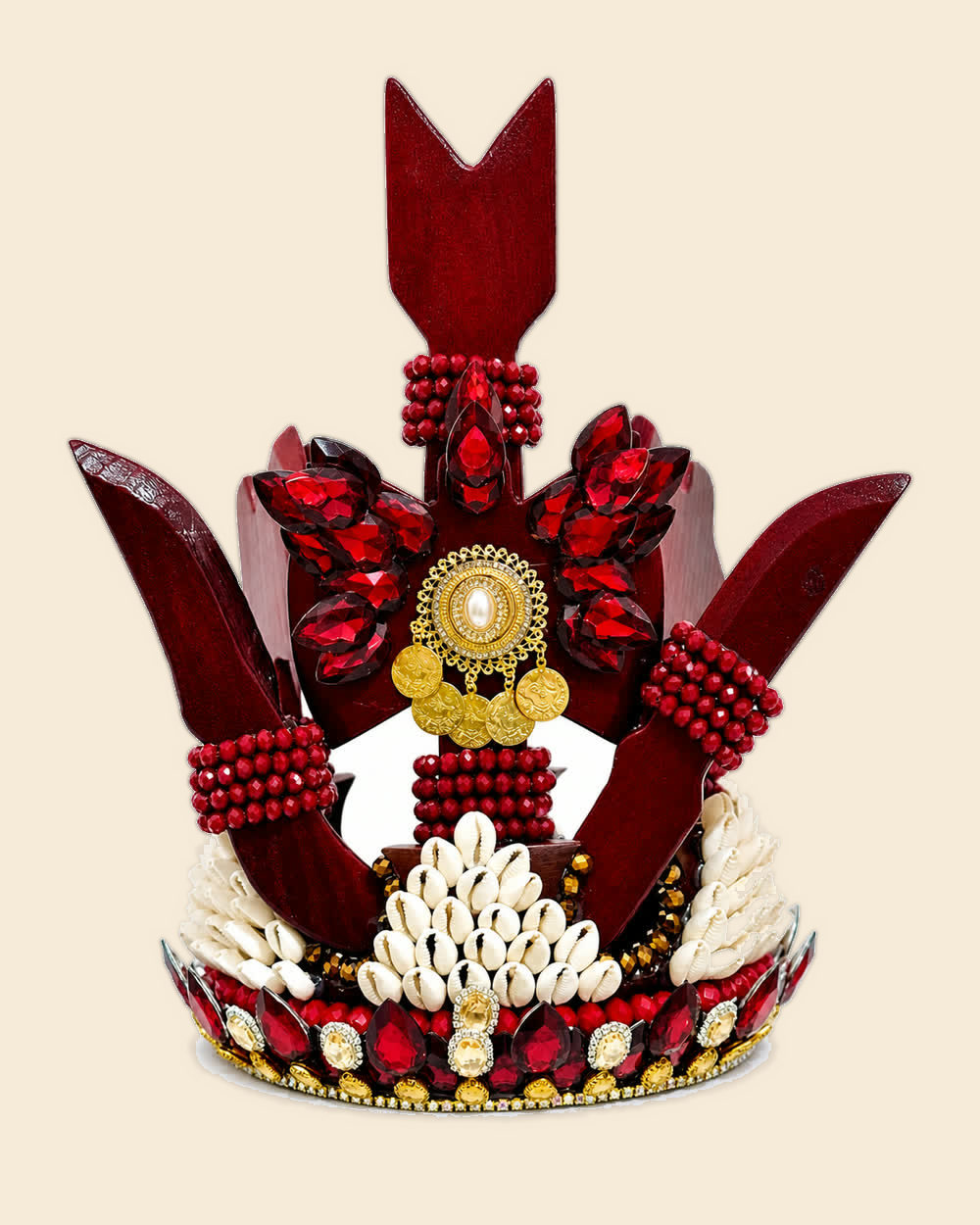 Corona de Changó vinotinto con hachas de madera y monedas doradas