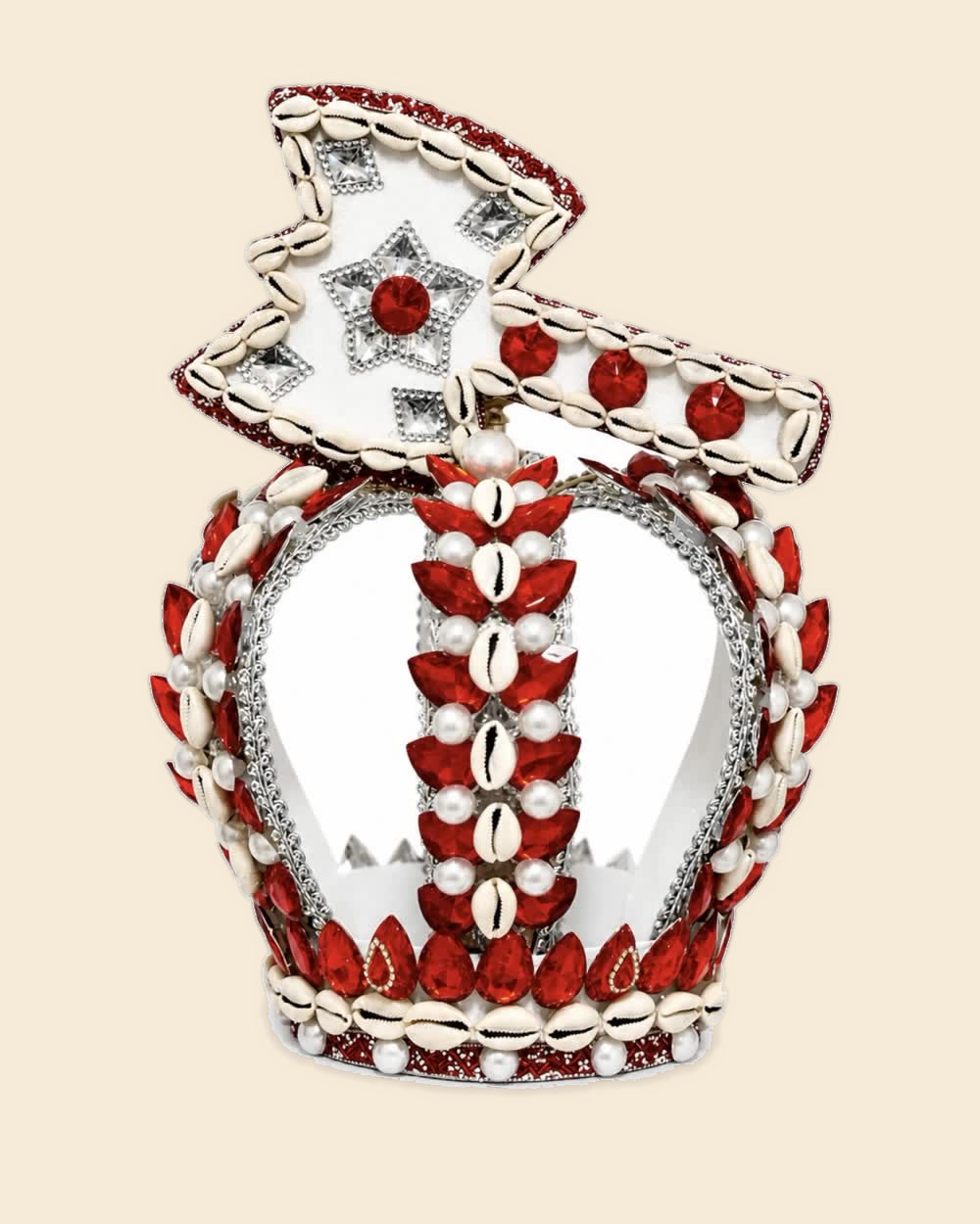 Corona de Changó en blanco y rojo con hacha cubierta de caracoles