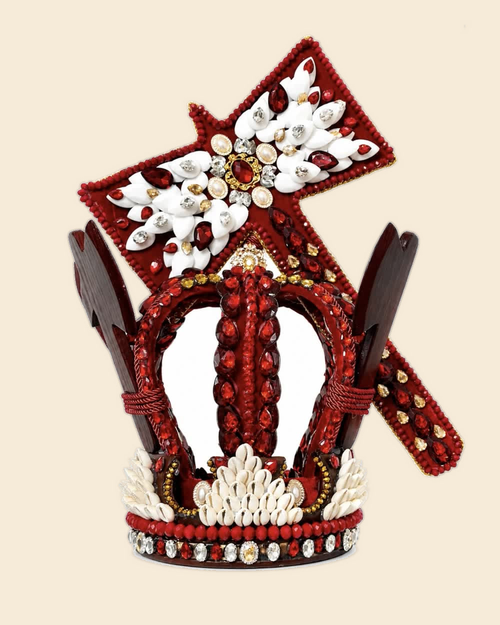 Corona de Changó vinotinto con hacha de caracoles y perlas
