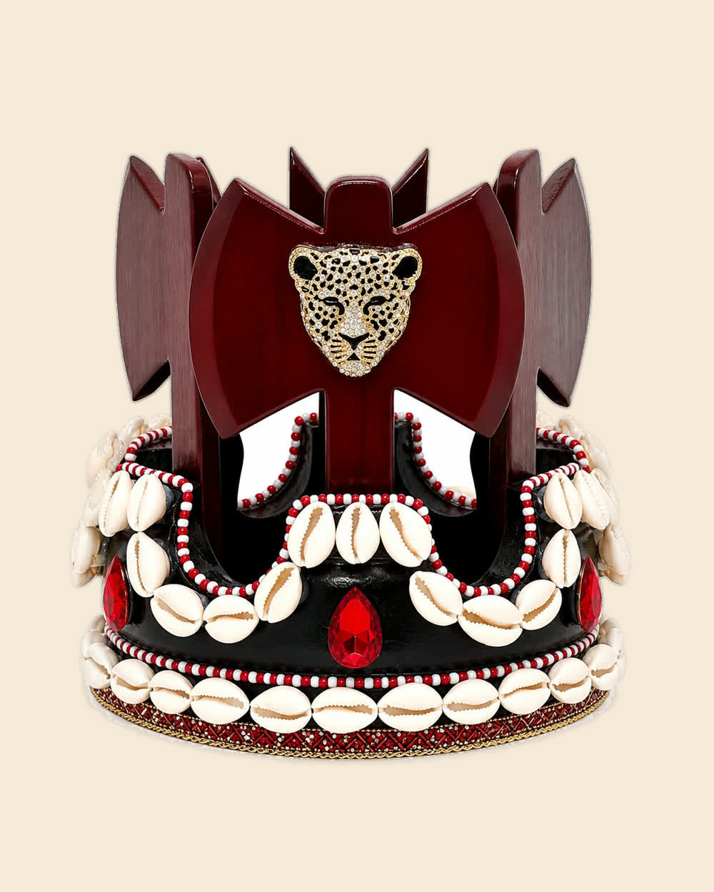 Corona de Changó con hachas de madera, leopardo y base cubierta de caracoles