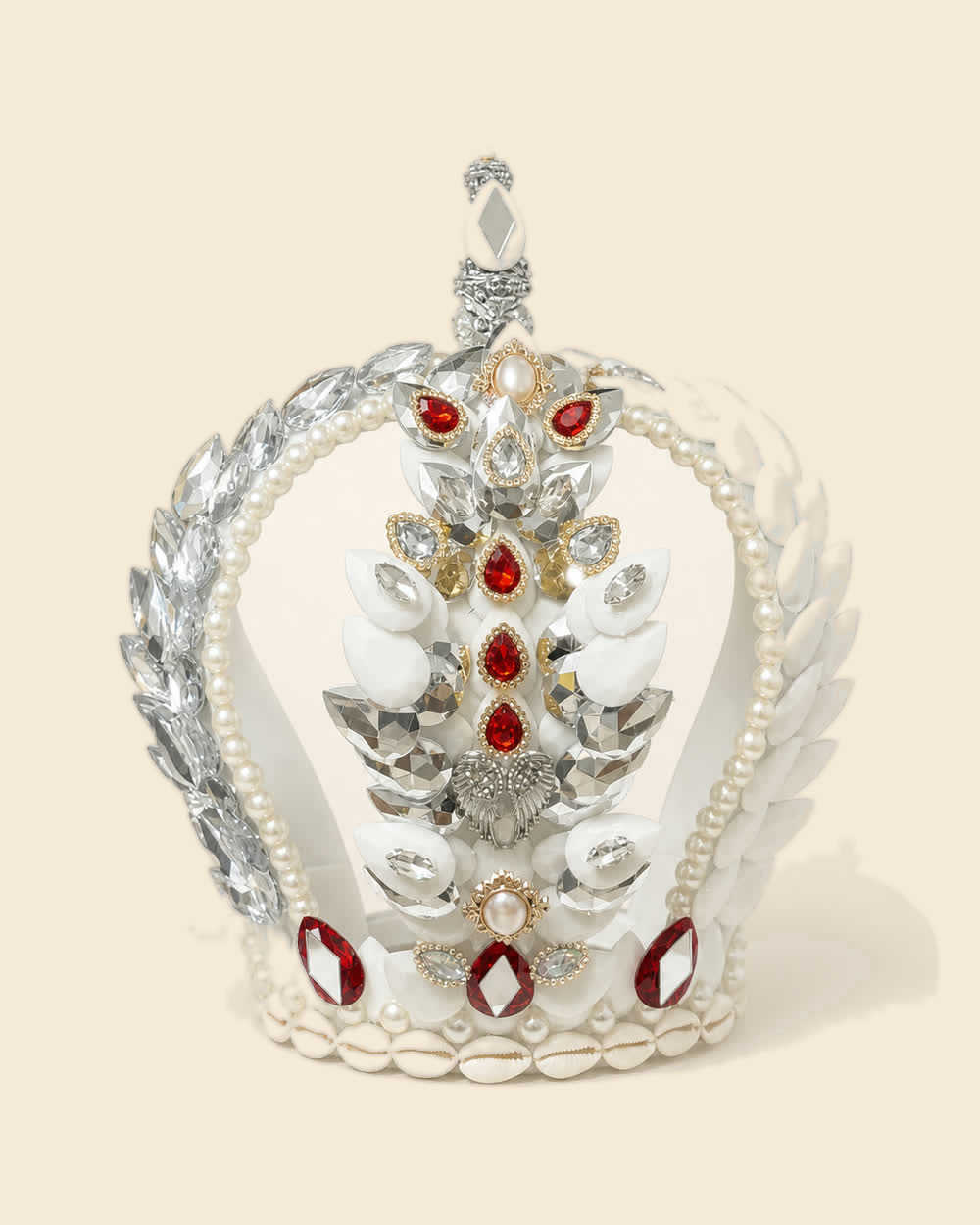Corona de Obatalá en blanco y plata con perlas, caracoles y cristales rojos