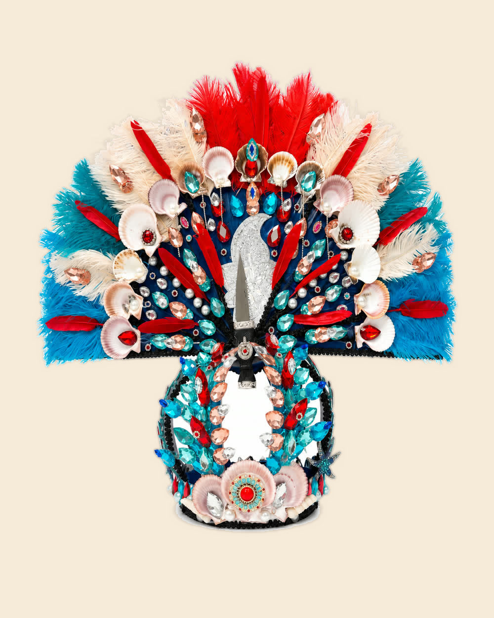 Corona de Yemayá con plumas rojas y turquesa y caracoles