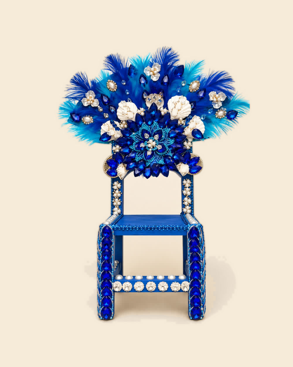 Silla espírita azul con penacho de plumas