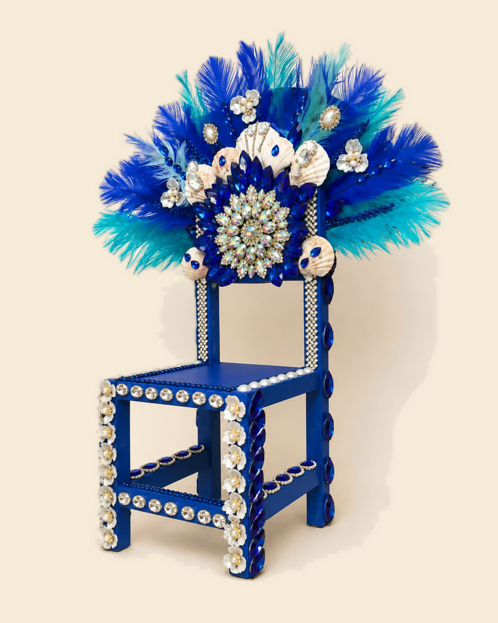 Silla espírita azul con penacho blanco y azul