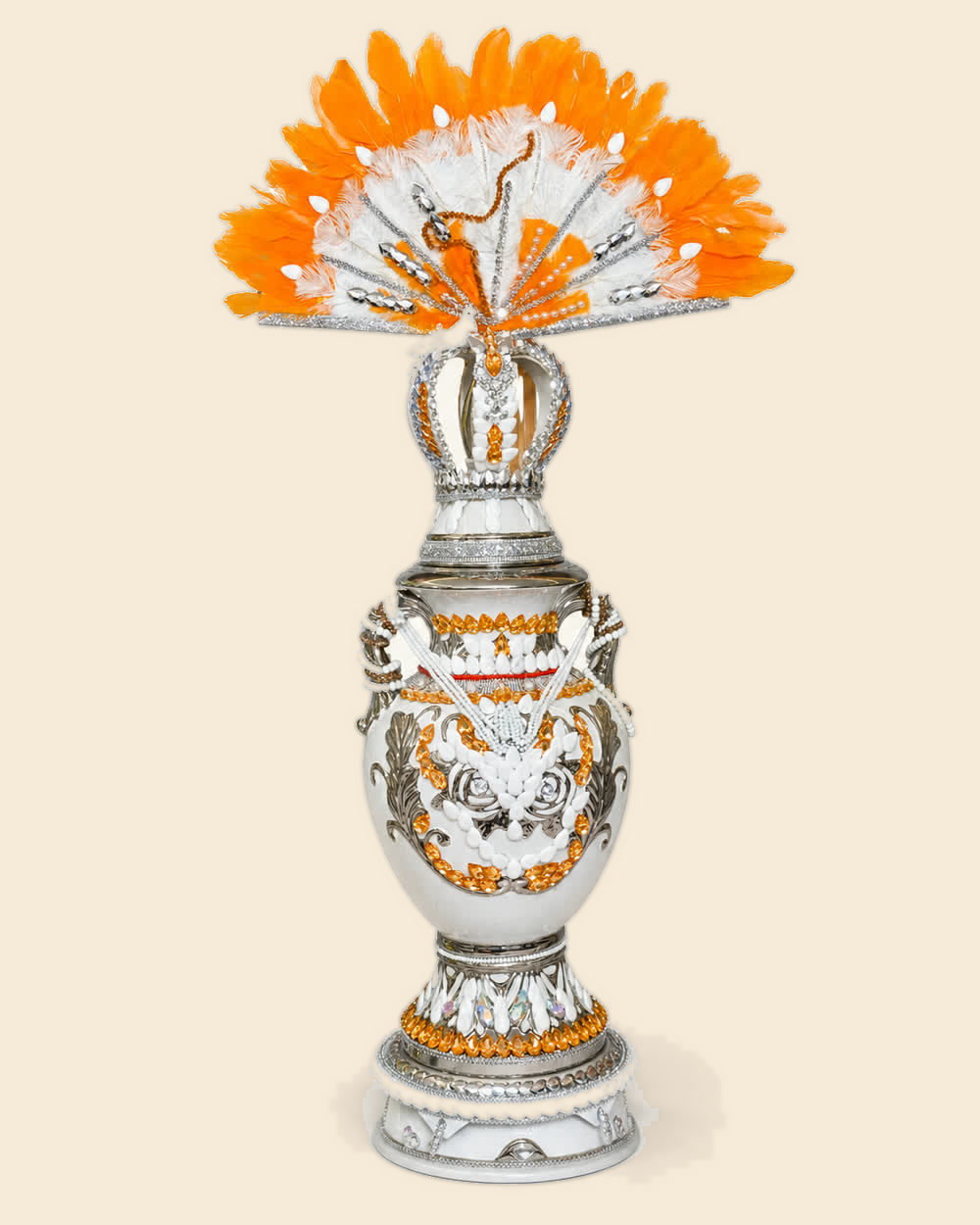 Sopera de Obatalá en blanco y plata con abanico de plumas naranjas