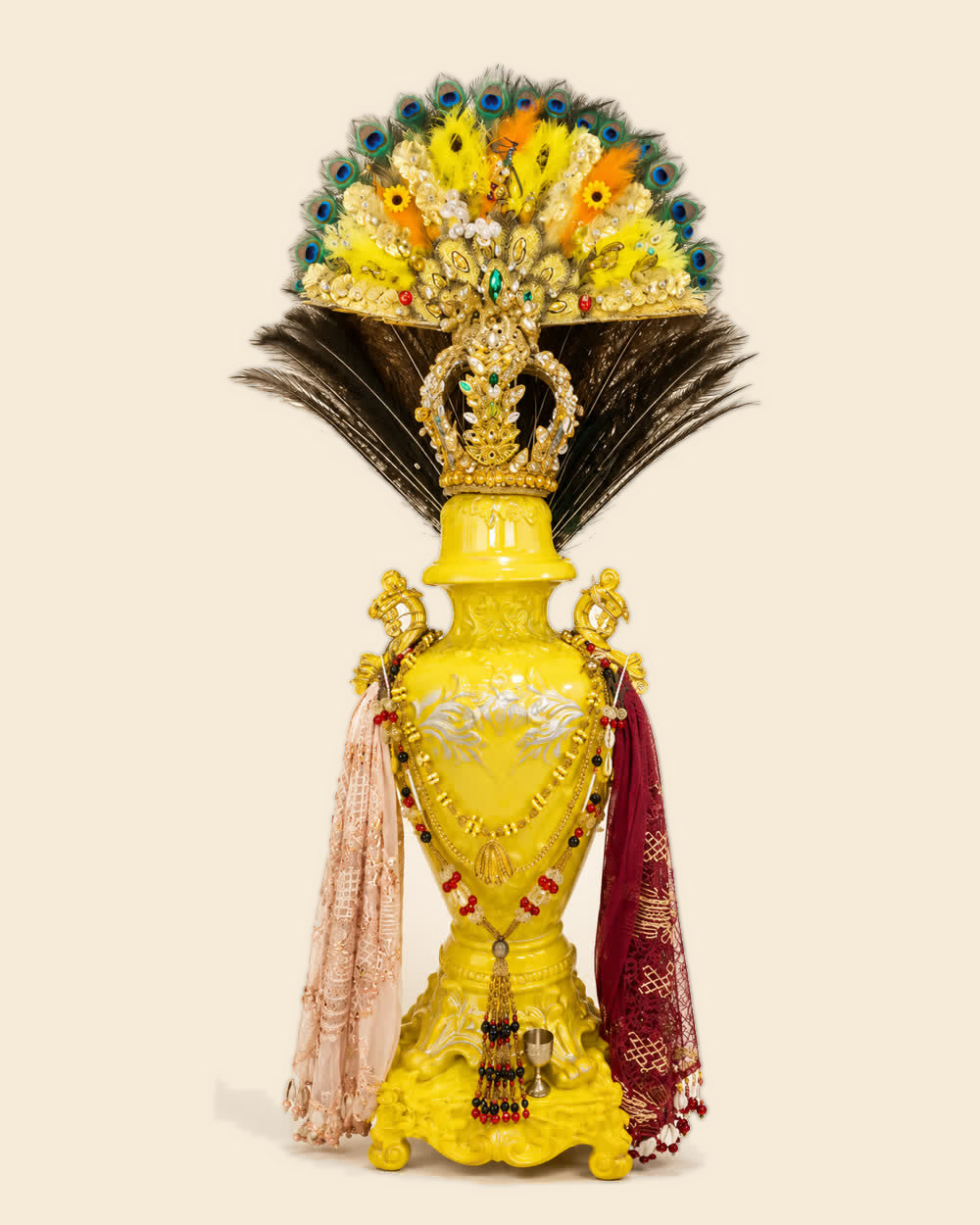 Sopera de Ochún coronada con penacho y telas