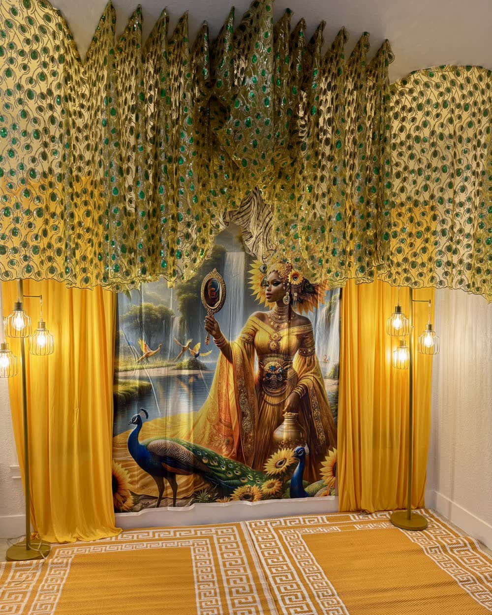 Trono de Ochún en amarillo y oro con mural y pavo real