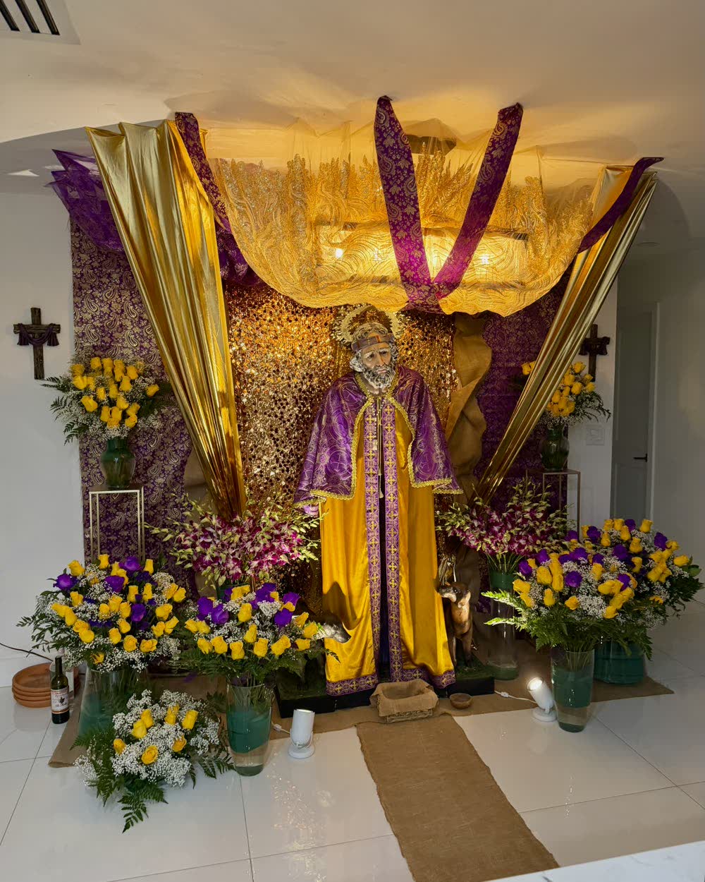 Trono en morado y oro con imagen y flores