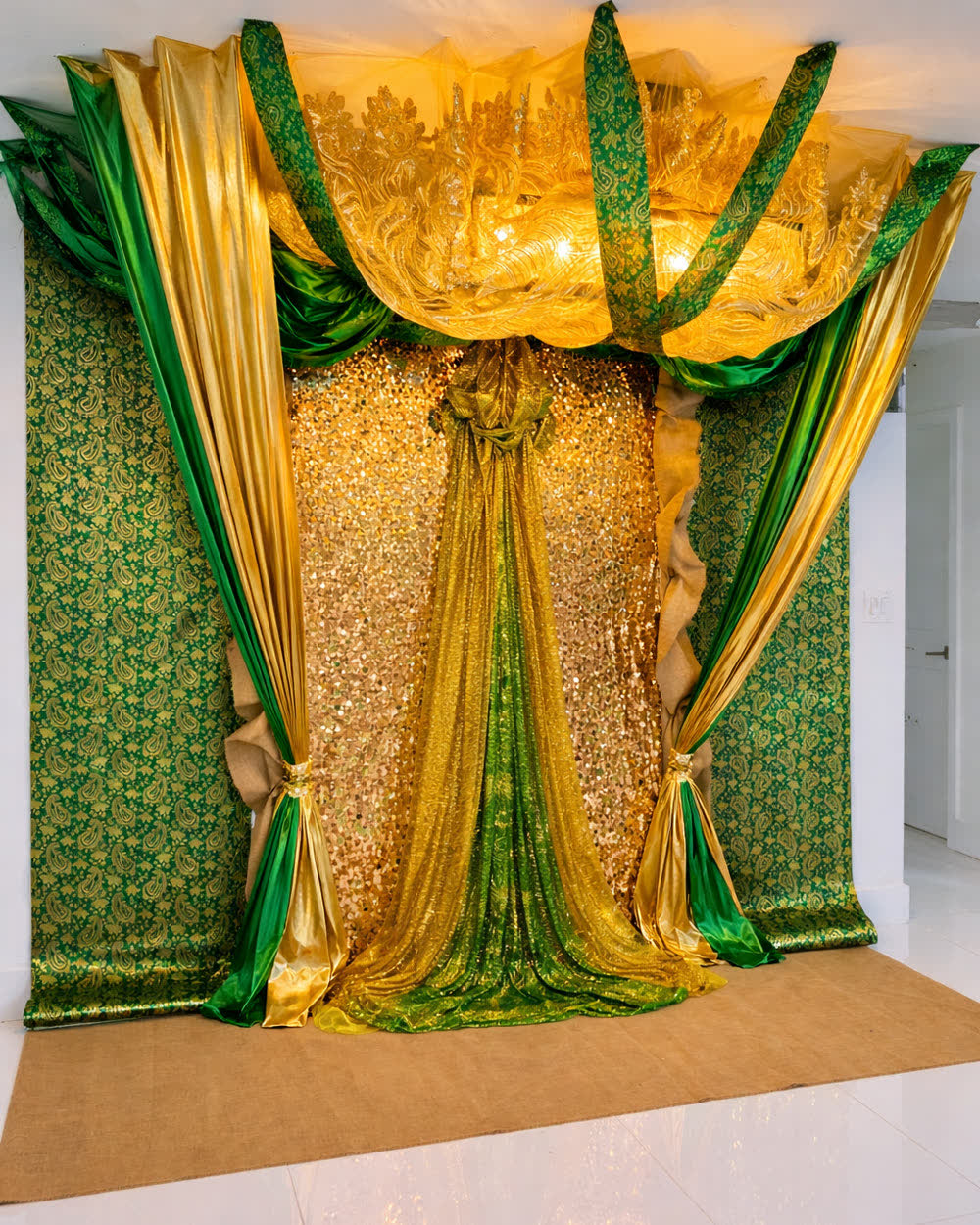 Trono en verde y oro con cortinaje central
