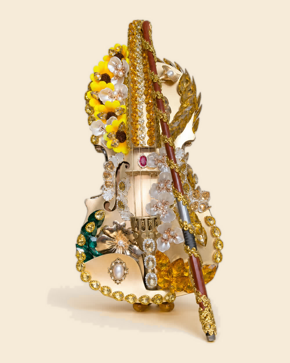 Violín de Ochún con arco decorado